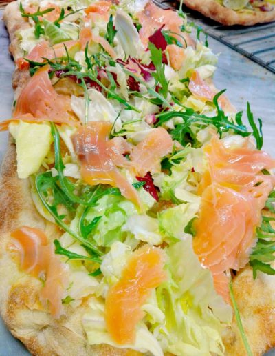 Pizza con salmone affumicato